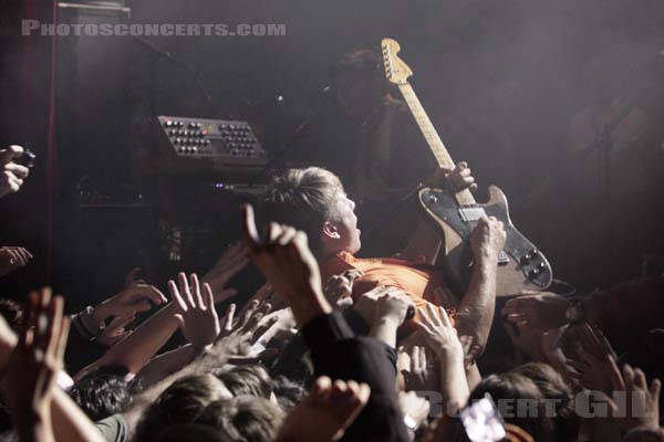 FRANZ FERDINAND - 2008-11-13 - PARIS - La Cigale - Alex Kapranos